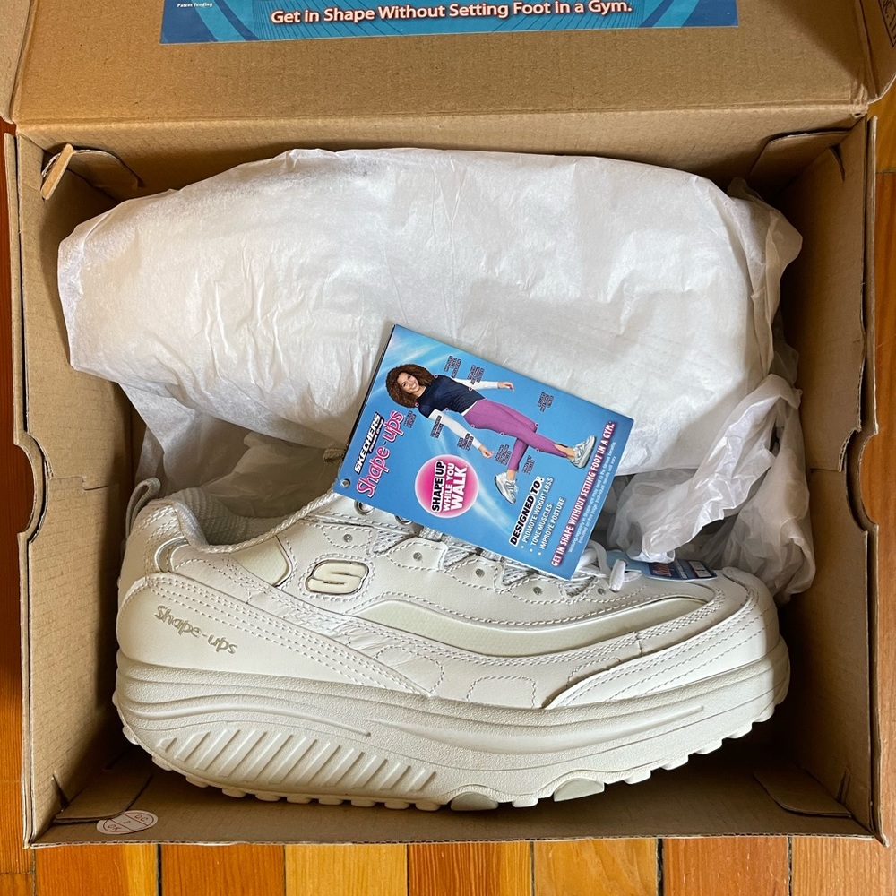 SOLD🔥NIB Skechers Shape-Ups 2010 White/Silver, Size 8